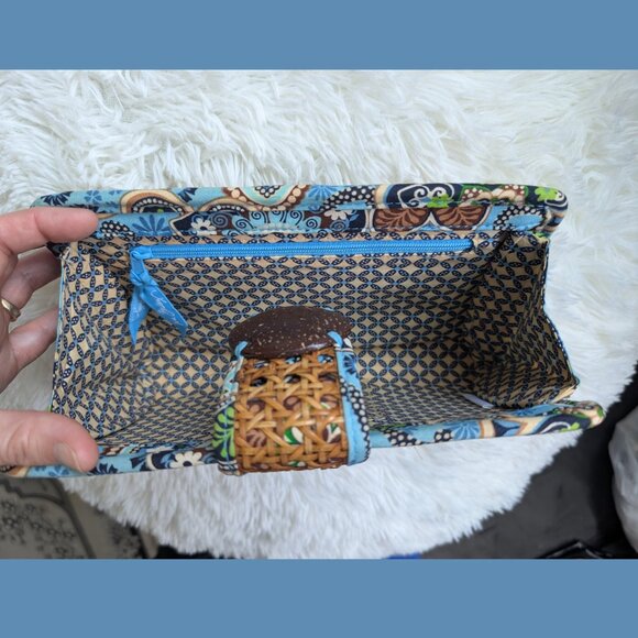 Vera Bradley, Tiki Clutch in Bali Blue Print, Coconut Button, Woven Rattan, RARE - Picture 6 of 10